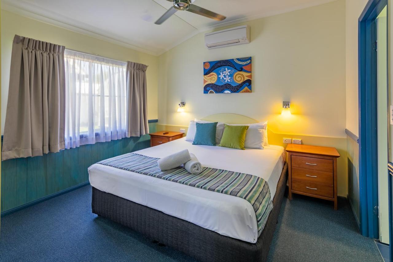 Ingenia Holidays Cairns Coconut Exterior photo A bedroom at the motel