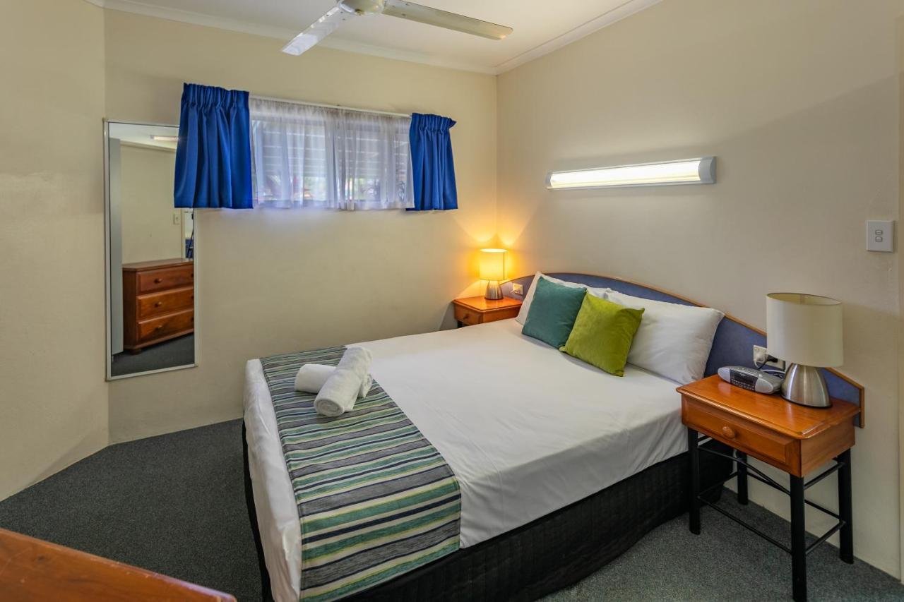 Ingenia Holidays Cairns Coconut Exterior photo A bedroom at the motel