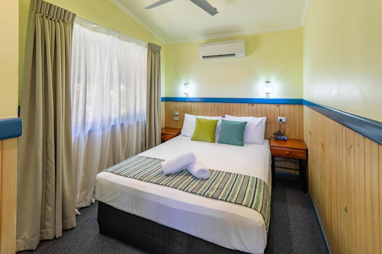 Ingenia Holidays Cairns Coconut Exterior photo A bedroom at the motel